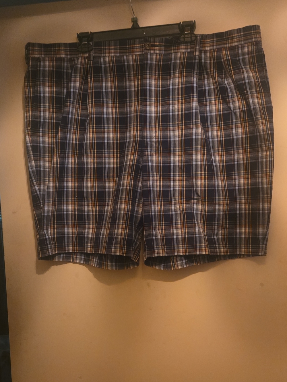 Gold Label Roundtree & Yorke Navy and Tan Plaid Flat-Front Shorts Size 46.